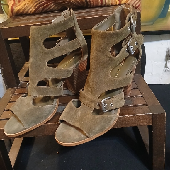 Get ready for fall with open toe strappy shoes - Picture 9 of 11